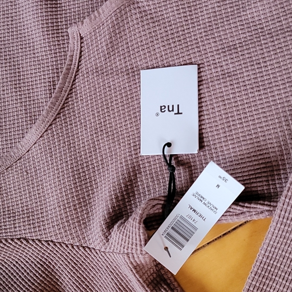 NEW TNA Thermal Notch Top - Picture 3 of 3